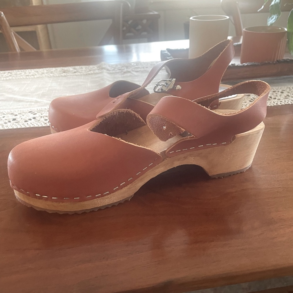 MIA clogs